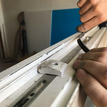 Замена притворного уплотнения в окнах ПВХ