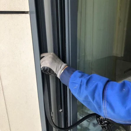 Замена притворного уплотнения в алюминиевых окнах